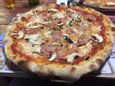 Pizza prosciutto e funghi