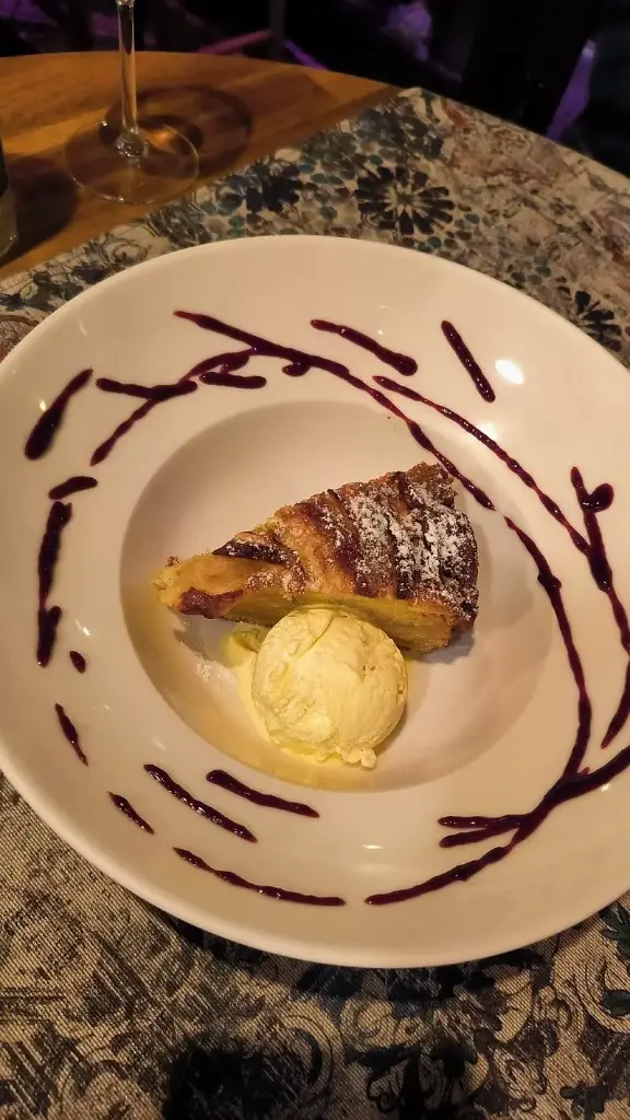 Torta di mele calda con gelato di vanilla 