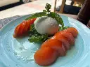 Caprese con mozzarella di bufala, pomodoro e basilico