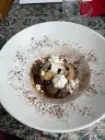 Gelato di caffe e cioccolato con meringhe e salsa al caffe