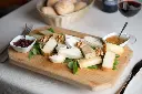 Selezione di formaggi italiani con miele e marmellata fatta in casa