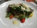 Tagliata di filetto di manzo con rucola, pachino e scaglie di grana 