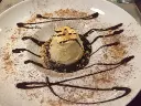 Semifreddo al croccante di mandorle con salsa di cioccolato fondente