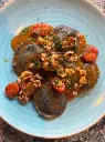 Ravioli neri ripieni di spinaci e gamberi con ragu di calamari 