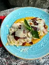 Tagliatelle al mascarpone, su crema di zucca, con speck croccante e parmigiano 
