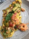 Tagliatelle con gamberi rosa, zucchine, pomodori pachino e basilico 